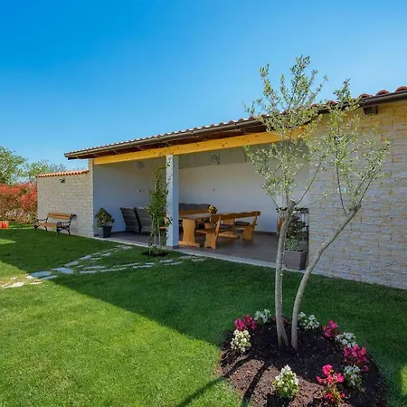 House Demetra בית נופש *