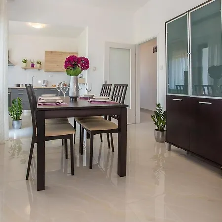 בית נופש House Demetra Tinjan