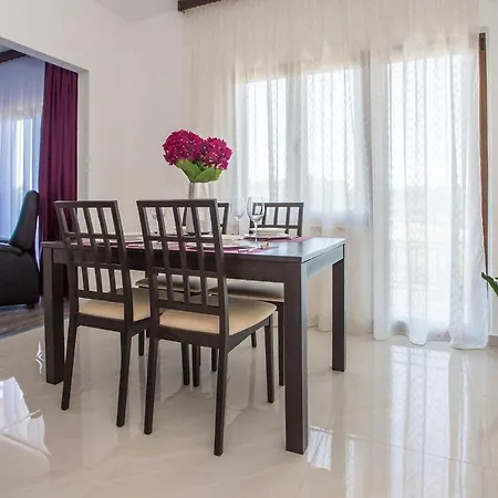 House Demetra בית נופש *